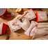 Behandschuhte Hand des Nikolaus beschriftet Nikolaus & Krampus Tee Geschenkbox, Text: "Für: … Sei ein bisserl brav!"