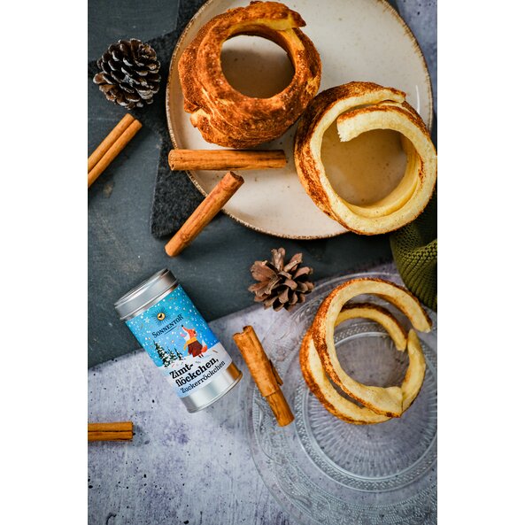 Tree cake with organic cinnamon sugar Zimtflöckchen, Zuckerröckchen as a winter dessert